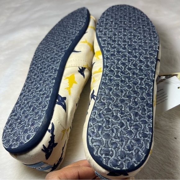 NWT TOMS shark week slippers white blue flat shoes rubber sole summer coastal - Picture 8 of 8